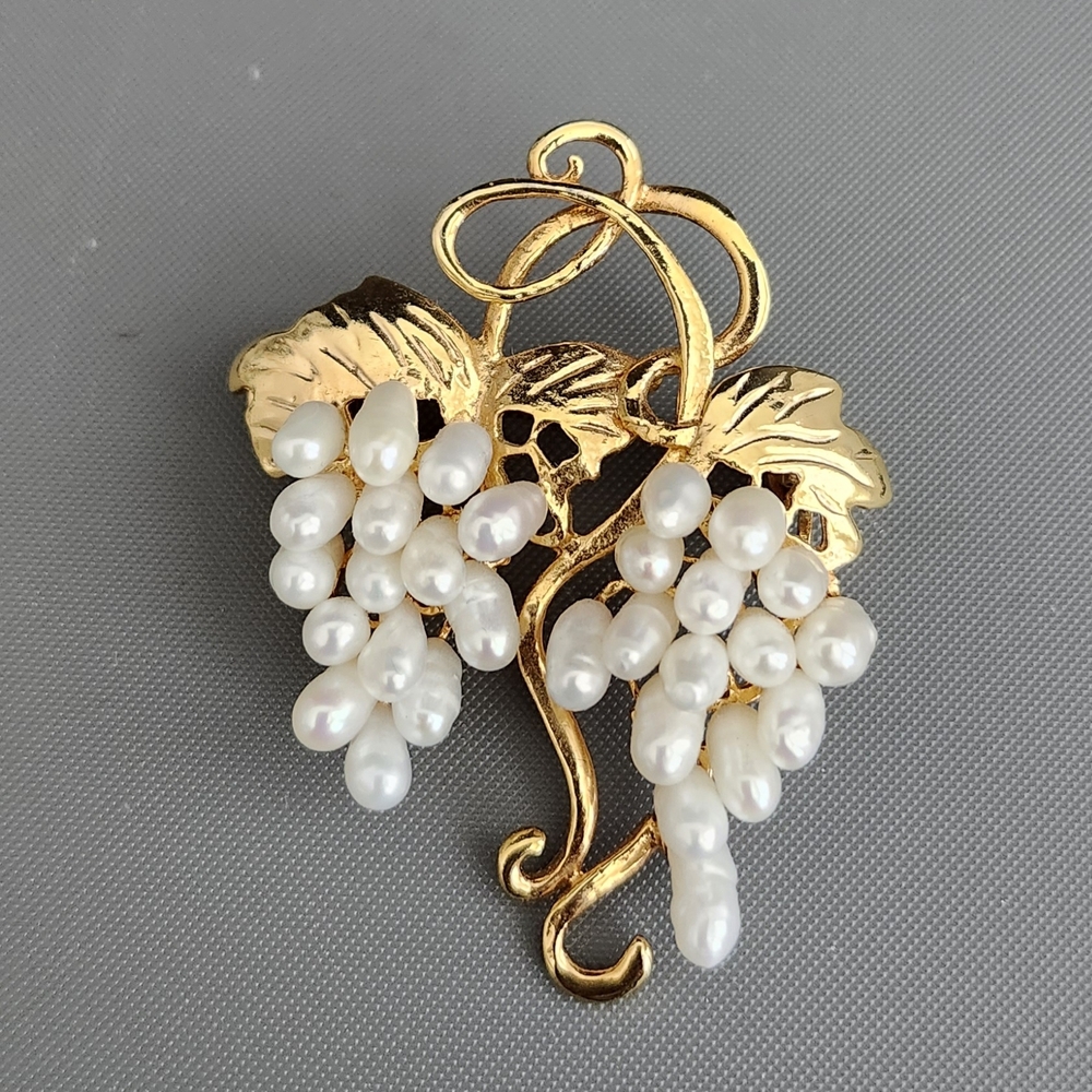 Vintage 1970s Gold Metal Shimmery Pearls Grapevine Cluster Brooch, Pearls Pin